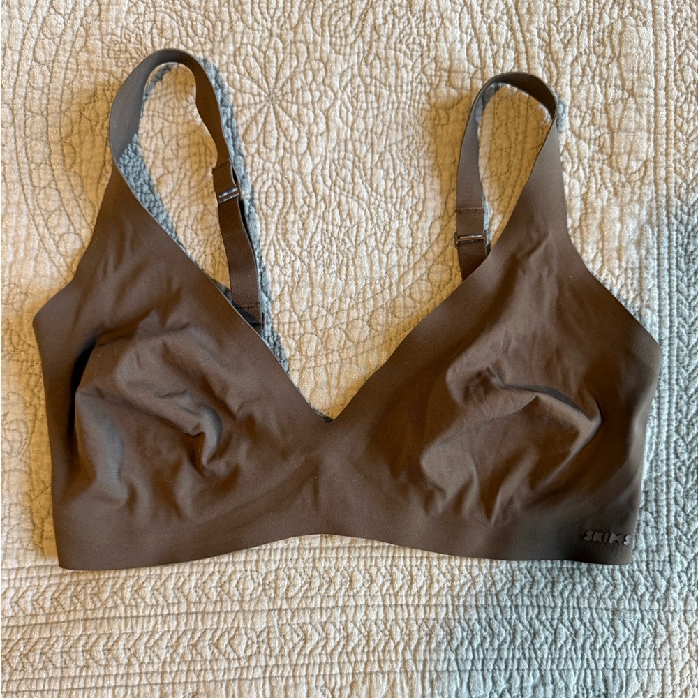 Skims wireless plunge bra in Cocoa